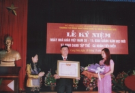 Thầy giáo Nguyền Thành Vân - Hiệu trưởng Trường đón nhận danh hiệu Nhà giáo ưu tú