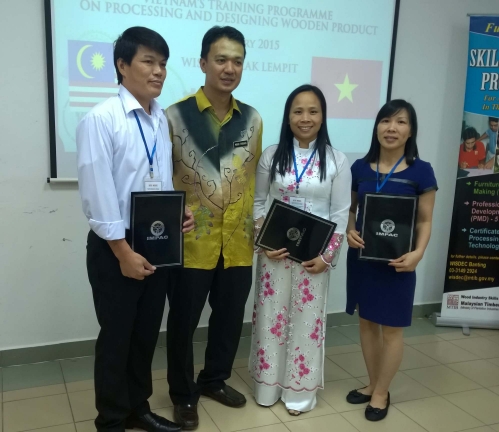 Đoàn giáo viên của Trường hoàn thành khóa học tại Malaysia
